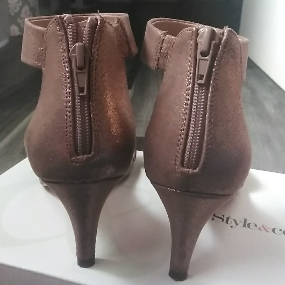 Shoes - Picture 4 of 5